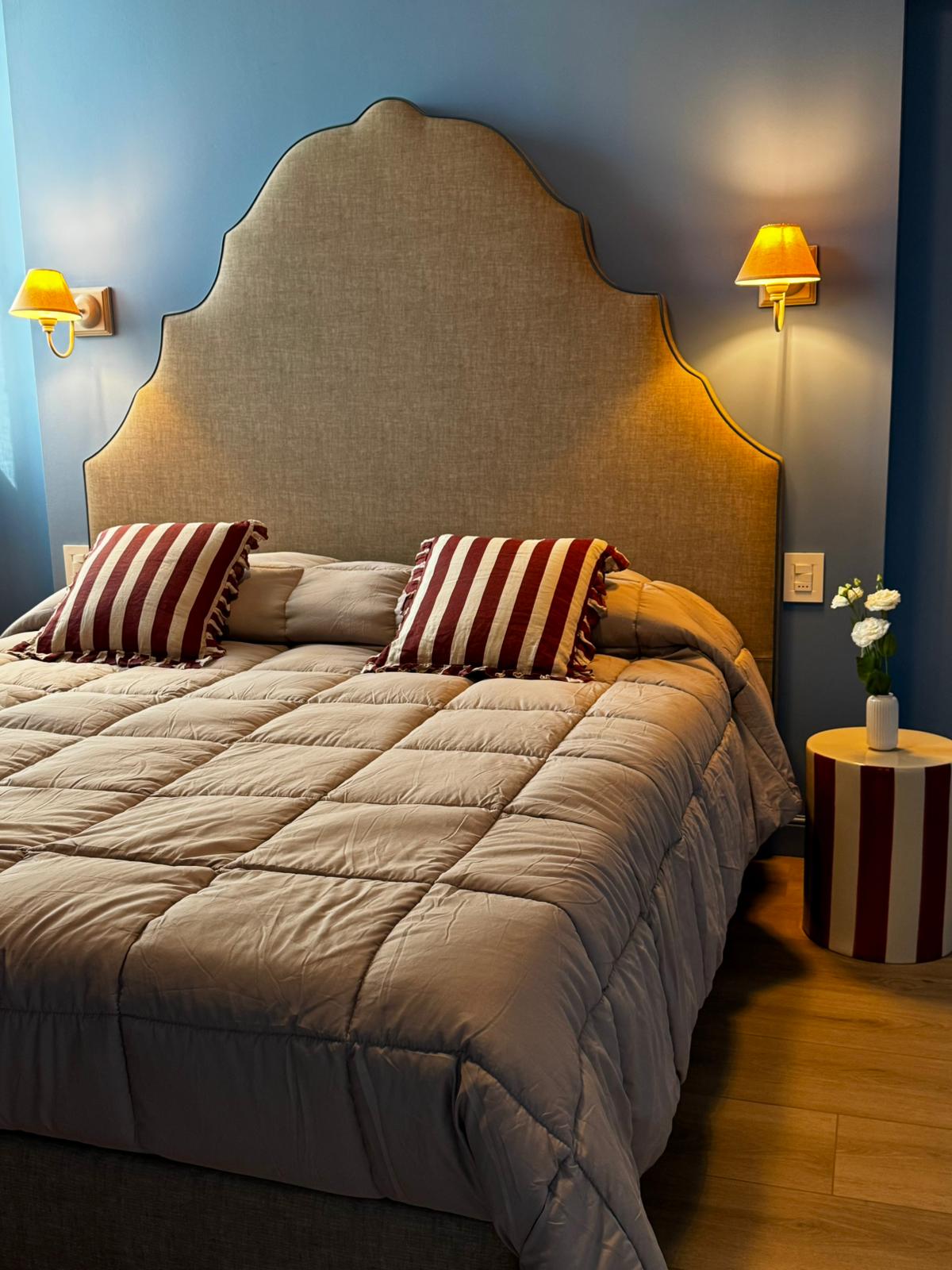 Letto matrimoniale vista frontale di charme