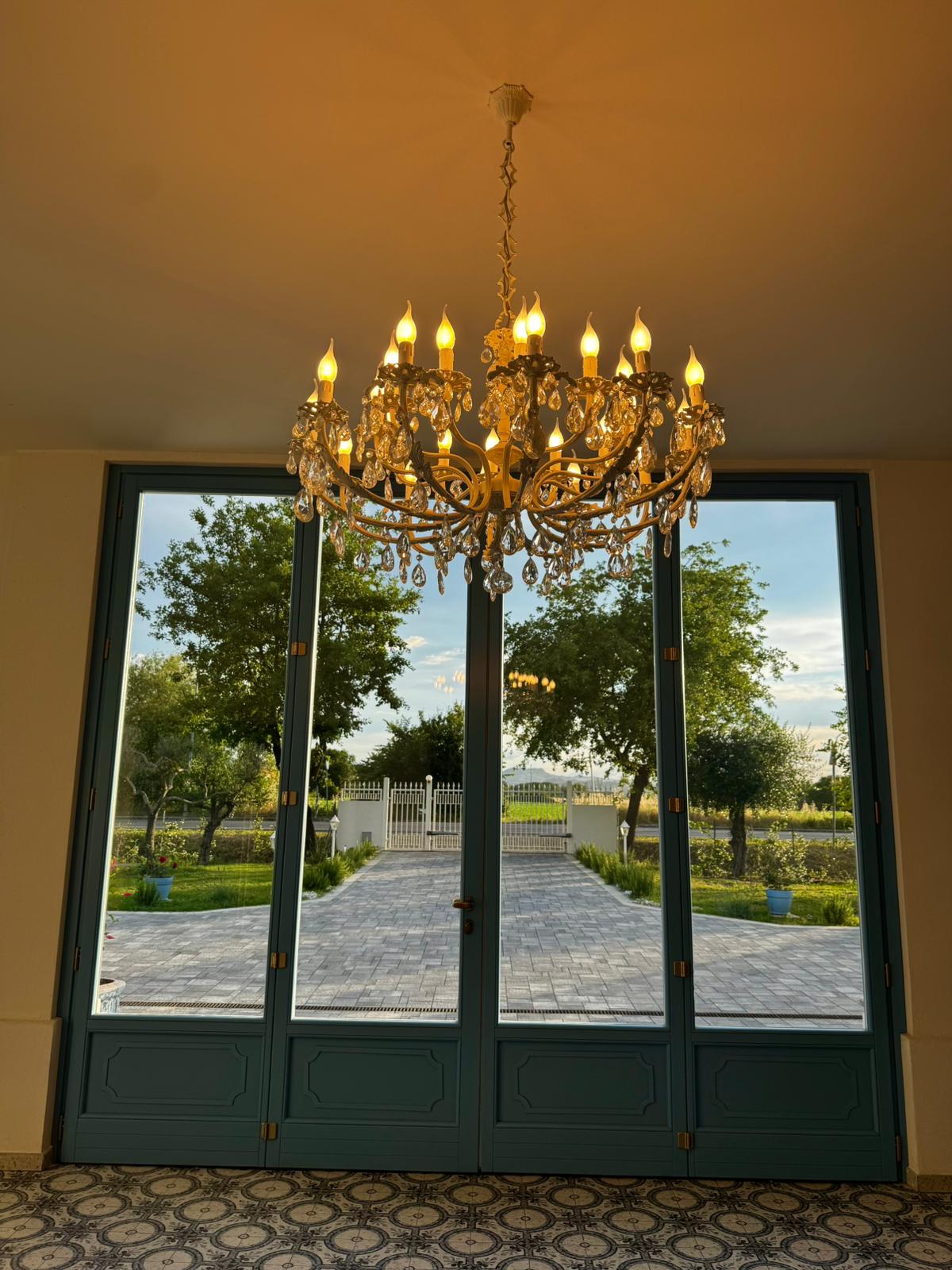 Salone con Lampadario di Cristallo